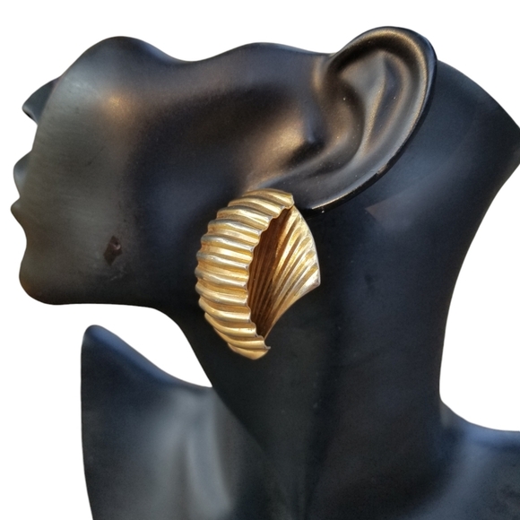 VINTAGE LARGE EGYPTIAN QUEEN STYLE  GOLDTONE TEXTURED STATEMENT EARRINGS - Picture 3 of 6